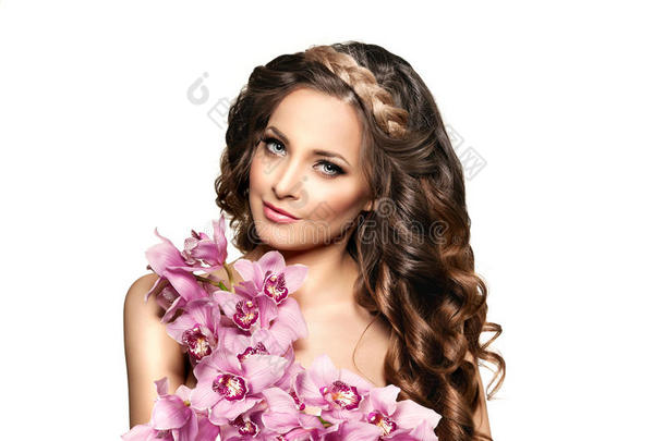 美丽的年轻女人，奢华的长卷发配兰花。 h
