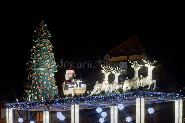 典型法国房子的圣诞节照明和装饰