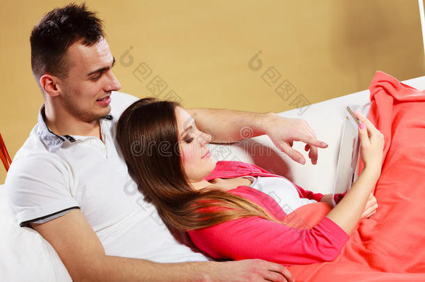 夫妇使用平板电脑浏览网页互联网。