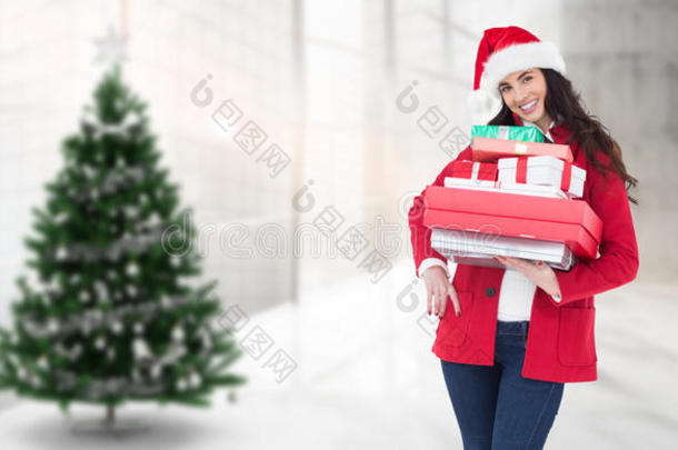 <strong>圣诞老人</strong>帽子和红色外套的节日黑发的复合<strong>形象</strong>，拿着一堆礼物