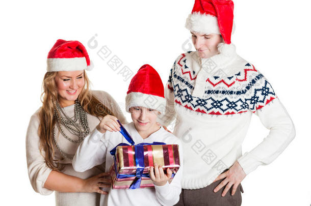 <strong>有礼</strong>品盒的快乐家庭。圣诞节。