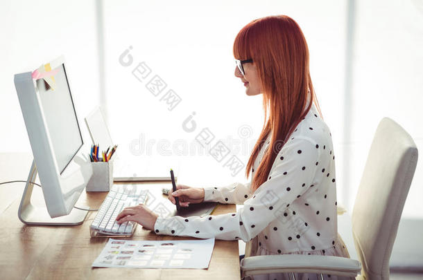 吸引人的时髦女人使用图形平板电脑