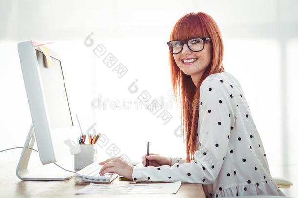 吸引人的时髦女人使用图形平板电脑