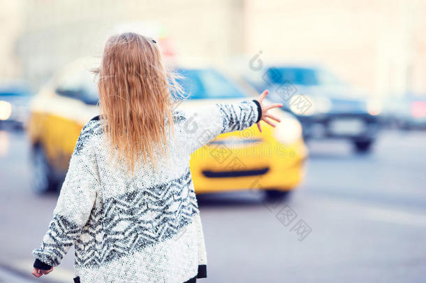 可爱的小女孩在欧洲户外打车