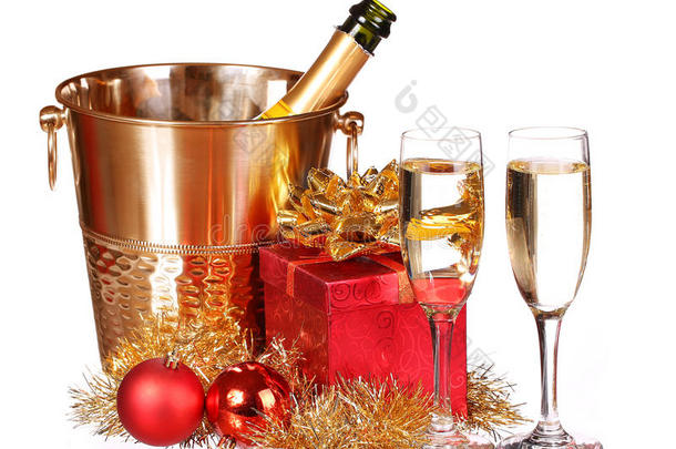 圣诞节或除夕。 香槟和礼物隔离