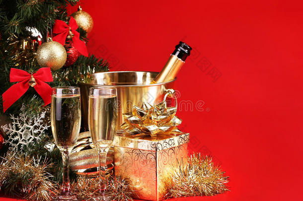 圣诞节或除夕夜。香槟和礼物