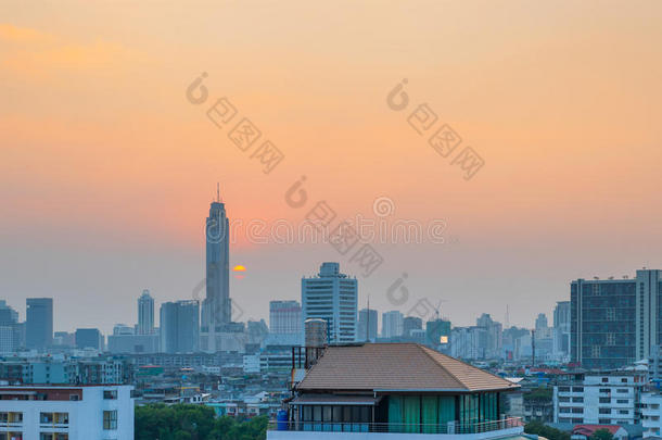 日落时曼谷的城市景观景观。