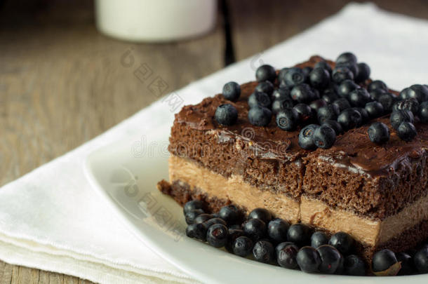 带有蓝莓特写的巧克力蛋糕
