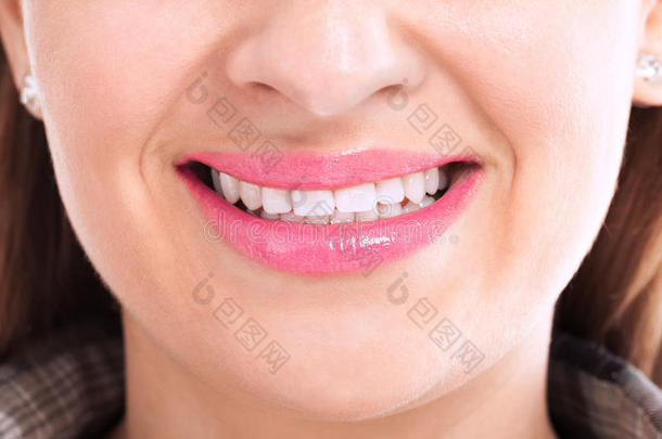 女孩用健康的牙齿微笑