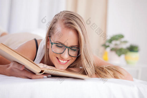 美丽的美女床卧室书