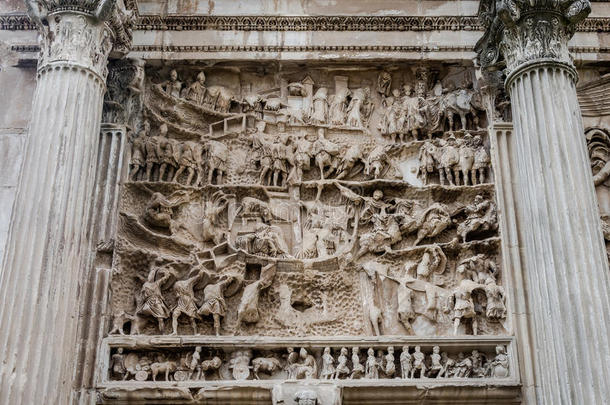 在意大利罗马论坛上，SeptimiusSeverus与石柱凯旋门上的雕塑元素图案