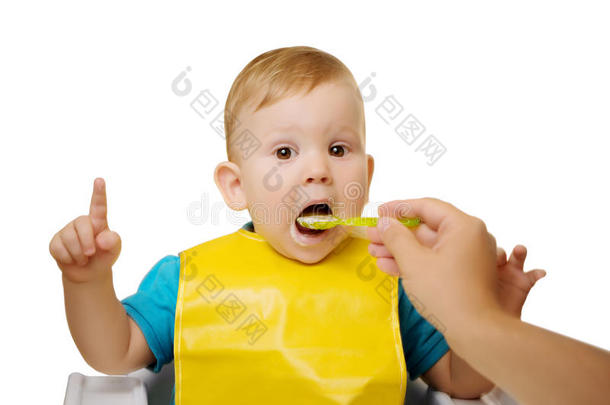 婴儿吃勺子婴儿<strong>食品</strong>罐。 <strong>儿童</strong>喂养。