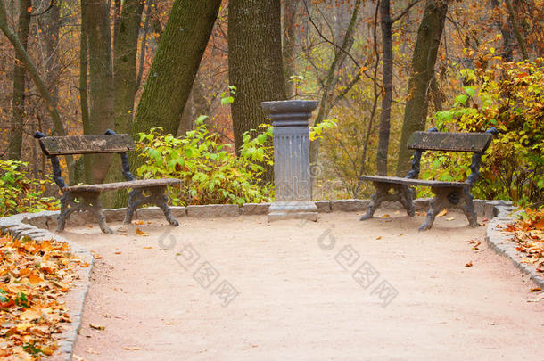 古代的古董秋天秋天的长凳