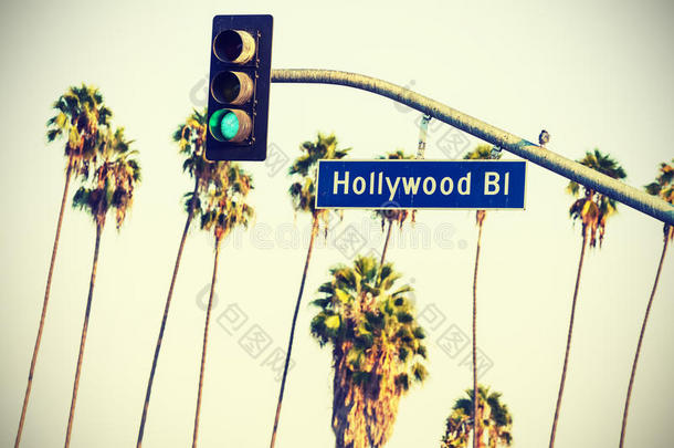 交叉处理好莱坞<strong>标志</strong>和<strong>红绿灯</strong>与棕榈树。