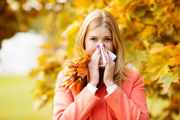 秋天背景有冷<strong>鼻炎</strong>的女孩。 秋季流感季节。 i