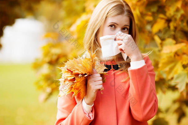秋天背景有冷<strong>鼻炎</strong>的女孩。 秋季流感季节。 i
