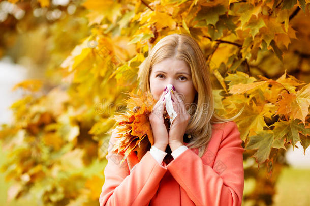 秋天背景有冷鼻炎的女孩。 秋季流感季节。 i