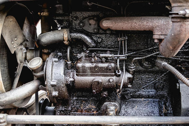 一台老旧生锈的发动机