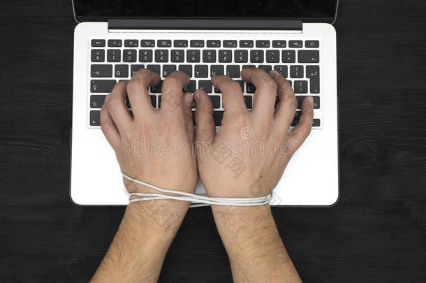 <strong>沉迷</strong>于电脑的人的手，<strong>网络</strong>奴隶