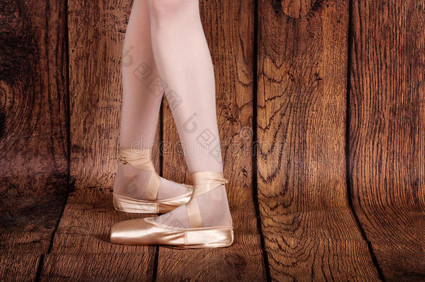 古典芭蕾的第四个位置。 芭蕾舞表演。 芭蕾舞演员的腿。