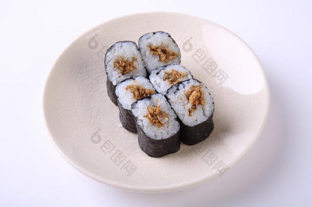 深煎三文鱼皮肉寿司在陶瓷盘子上分离在白色背景上