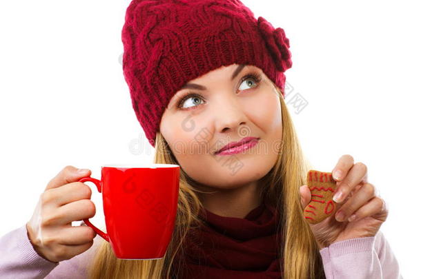 <strong>梦中的</strong>女人戴着羊毛帽和披肩，带着姜饼饼干和茶，白色背景，圣诞节时间