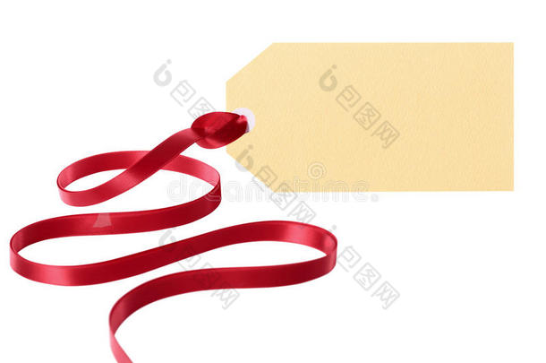 礼品标签或普通马尼拉标签与红色丝带隔离在白色背景