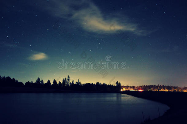 美丽的云湖光夜