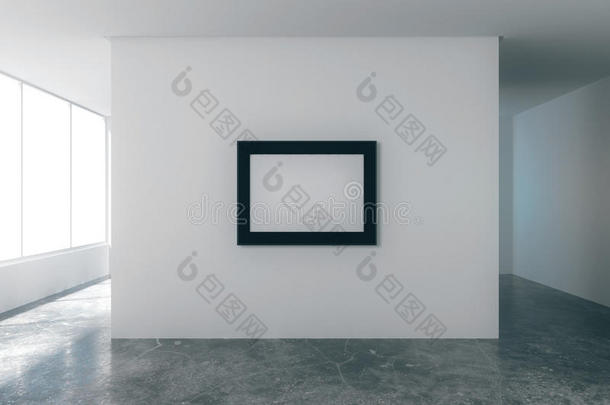 白色墙壁的空阁楼房间里的空白相框
