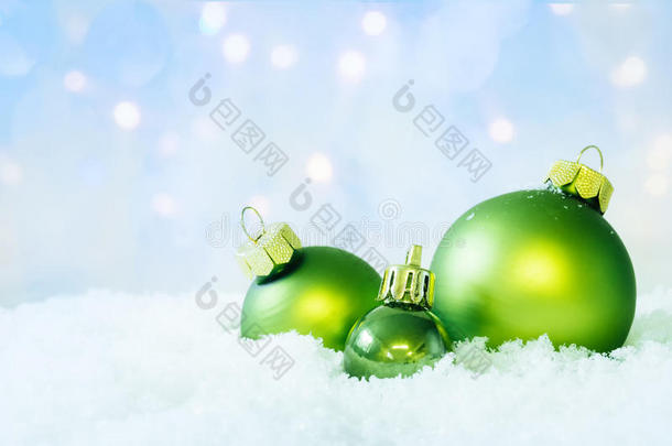 雪上的绿色圣诞球