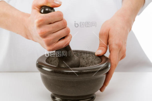 女厨师用迫击炮和锤子敲打东西图片-包图网企业站