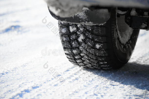 雪道冬季汽车轮胎的特写图像。 驾驶安全概念