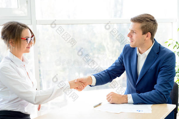 签订合同后，商人握手。 商业伙伴关系概念