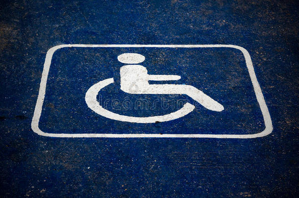 残疾人停车位的裂缝纹理