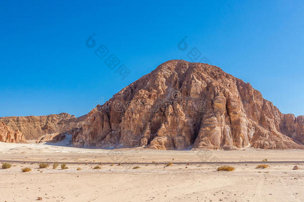 西奈沙漠中的蓝天和山脉