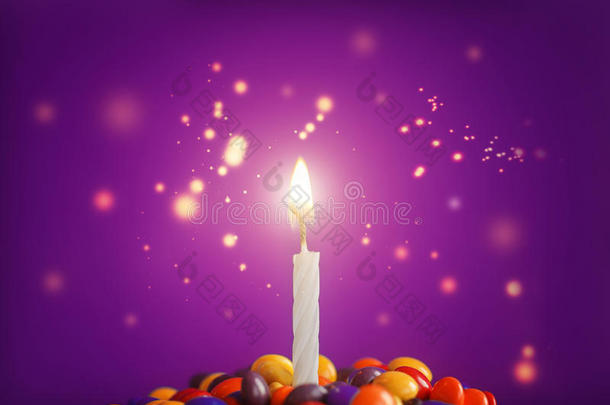 生日蜡烛上美味的纸杯蛋糕和糖果