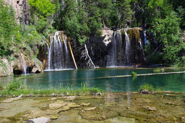 瀑布和湖泊的照片
