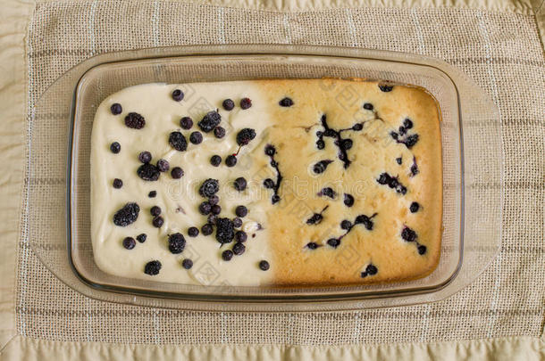 蓝莓蛋糕，烤箱前和烤箱后
