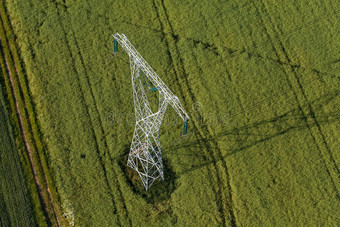 电线的鸟瞰大型电力能源塔图片