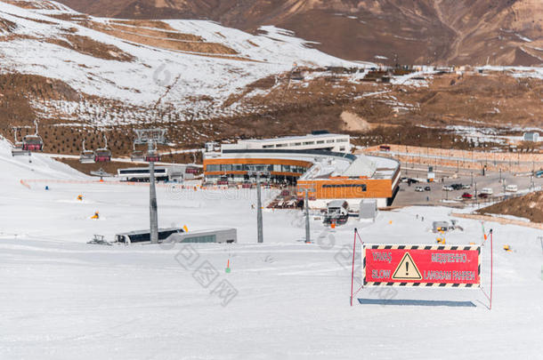 冬季滑雪胜地的危险标志