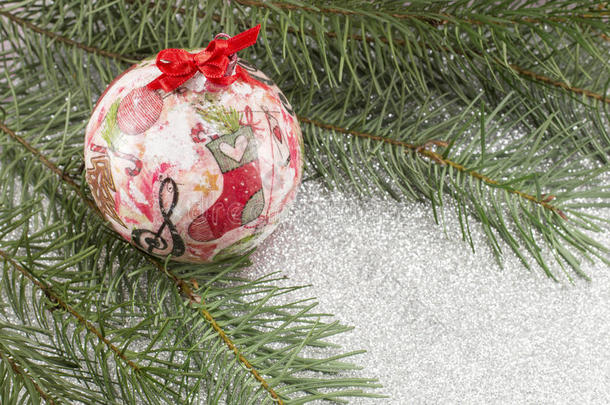 装饰的圣诞装饰品和杉树在闪亮的背景