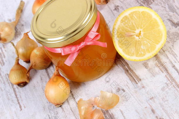 新鲜有机<strong>蜂蜜</strong>在玻璃瓶，洋葱和柠檬，健康<strong>营养</strong>和加强免疫力
