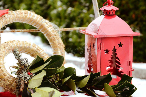 圣诞装饰外面有一个红灯笼和一个绿色的树枝