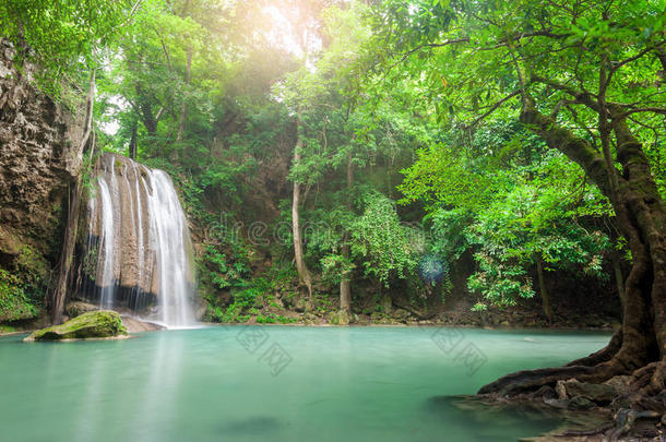 泰国卡纳布里埃拉万瀑布国家公园的深林瀑布