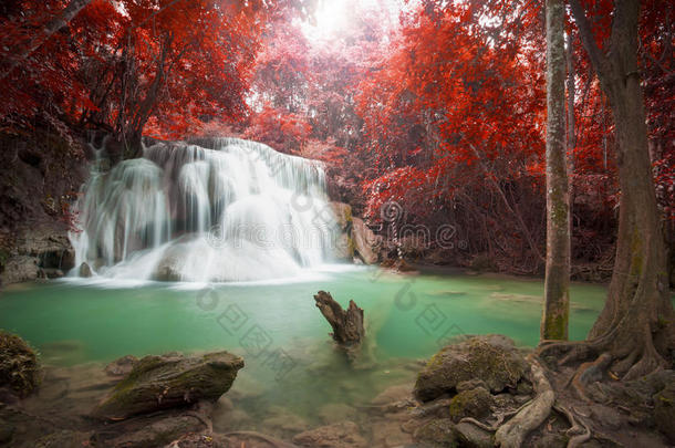深林瀑布秋季场景在泰国金川布里国家公园