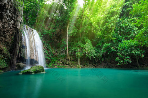 泰国卡纳布里埃拉万瀑布国家公园的<strong>深林</strong>瀑布