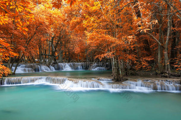 深林瀑布秋季场景在泰国金川布里国家公园