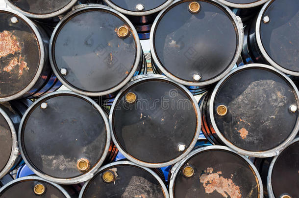 油桶或化学品桶堆放