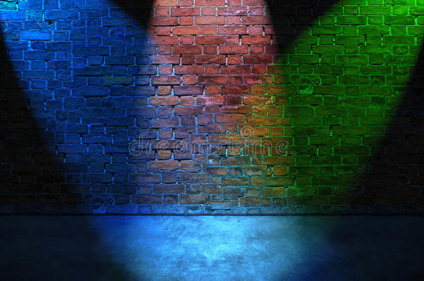 砖墙上五颜六色的RGB<strong>光斑</strong>灯