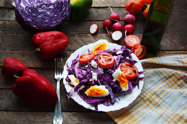 新鲜沙拉配樱桃西红柿，菠菜，木底盘子，蔬菜和蔬菜沙拉，新鲜蔬菜沙拉
